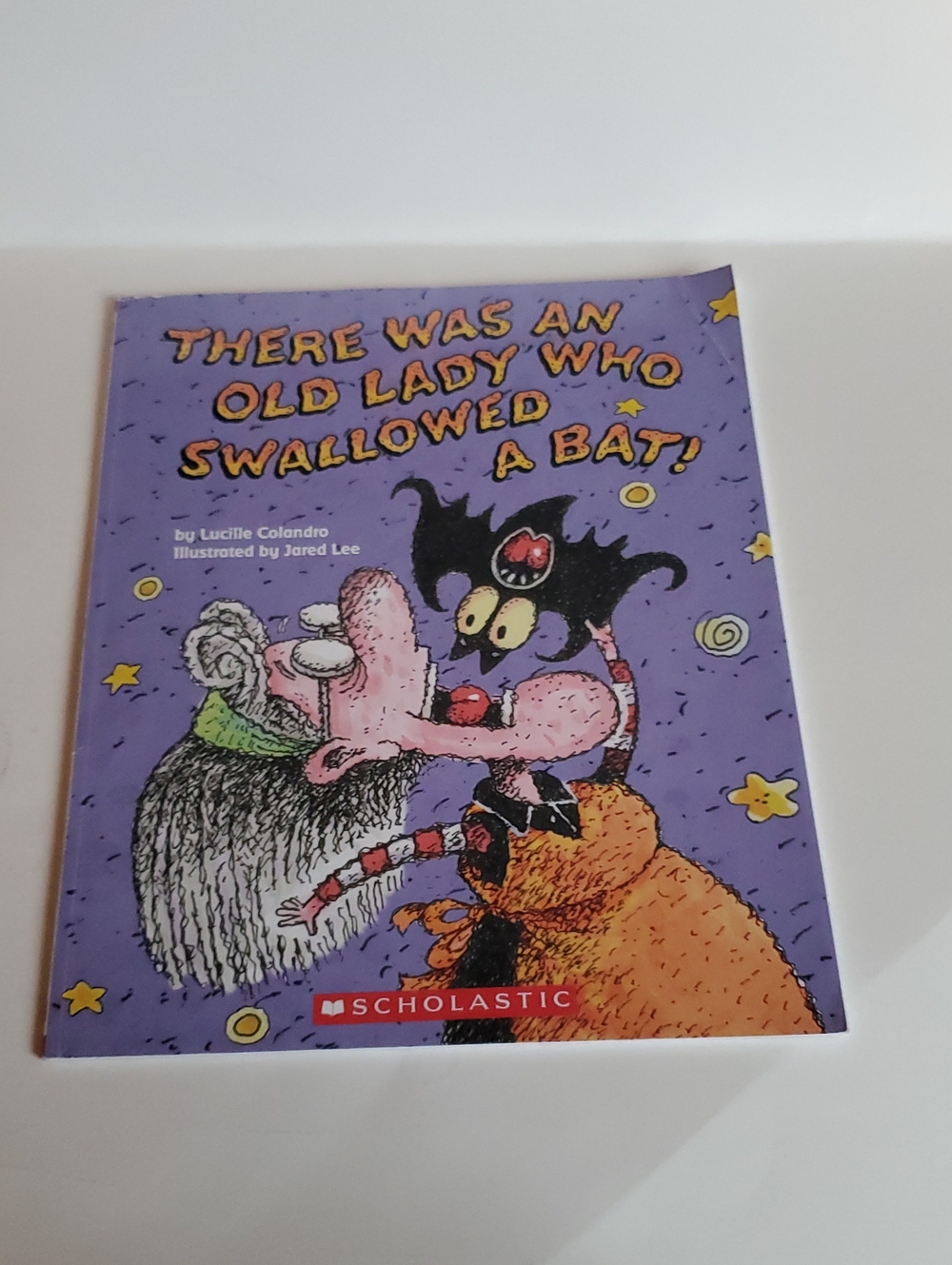There Was An Old Lady Who Swallowed A Bat By Lucille Colandro Paperback Preowned